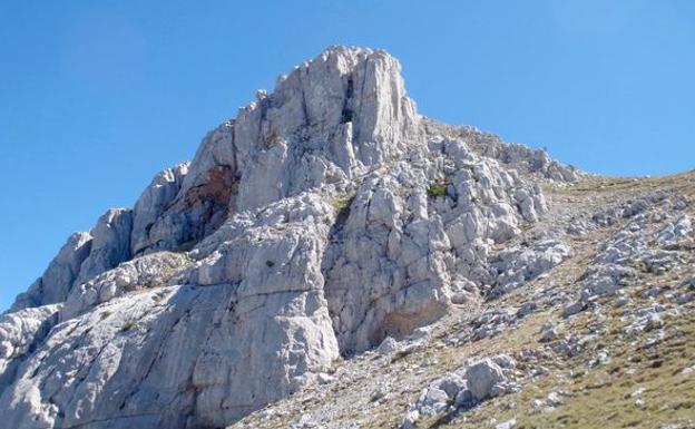 Dos jóvenes heridos tras ser alcanzados por un rayo en la cima de una montaña