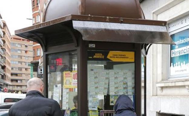 La ONCE reparte un premio 5.000 euros en la plaza del Carmen de Valladolid