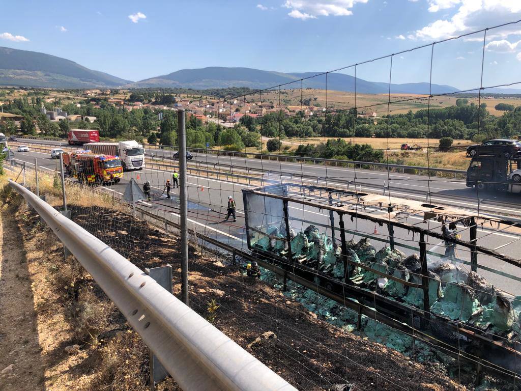 El incendio de un camión obliga a cortar la A-1 en Cerezo de Abajo