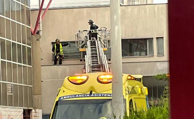 Herido un menor que se encaramó a la terraza del polideportivo de Laguna