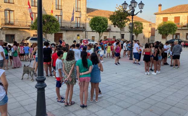 Los niños de Villanubla se divierten con gincanas por el pueblo y caza de gamusinos