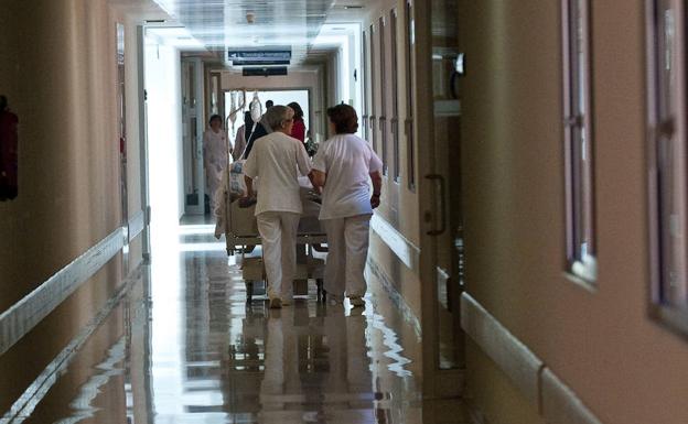 Las bajas de sanitarios por covid alcanzan las 1.213 en Castilla y León