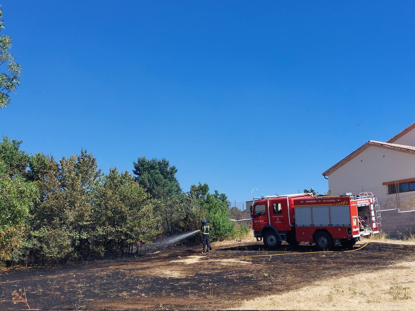 Los bomberos sofocan un incendio en varias parcelas de Torrecaballeros