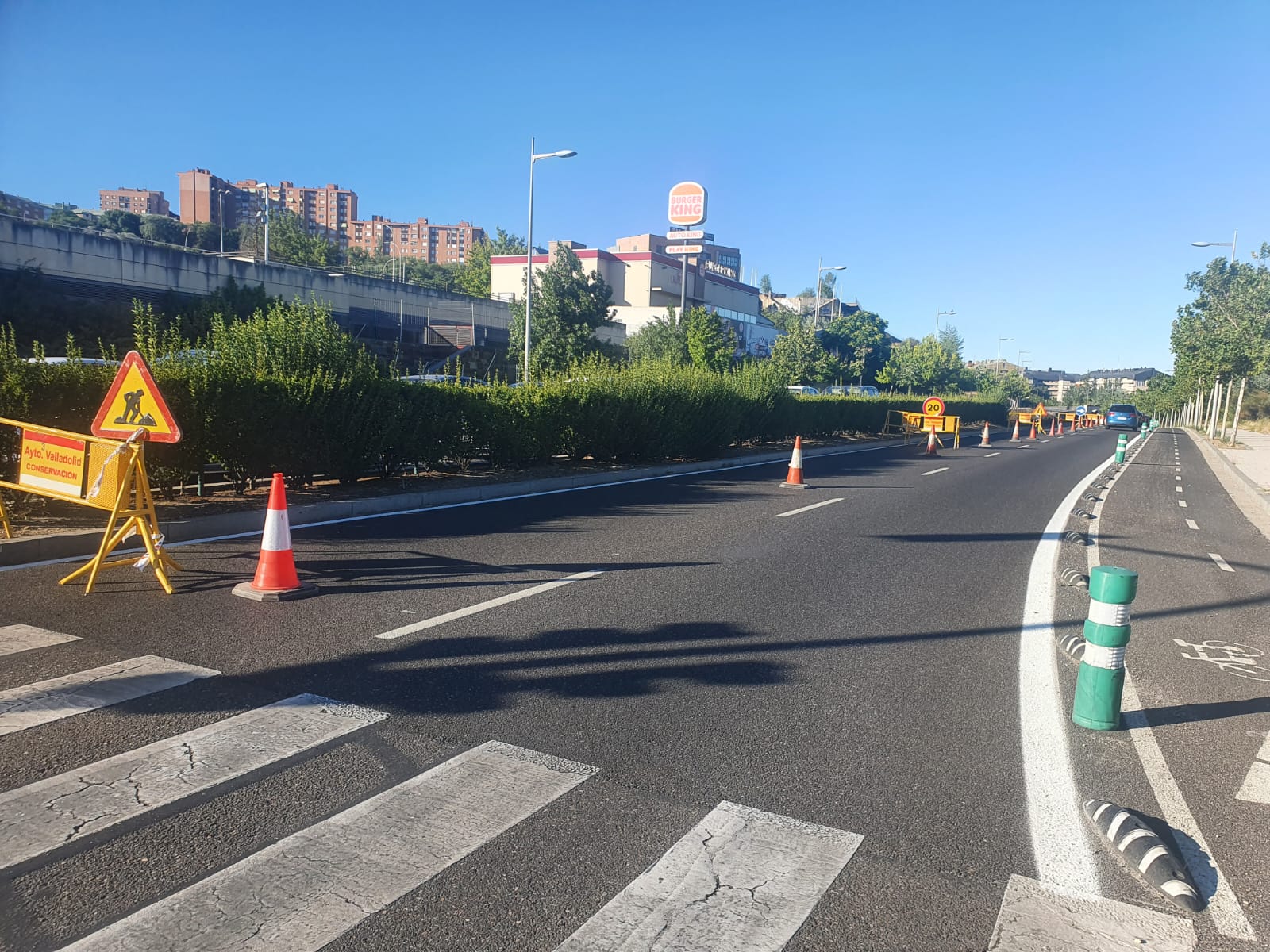 Cortan un carril en la Avenida de Salamanca al producirse un abombamiento en la calzada