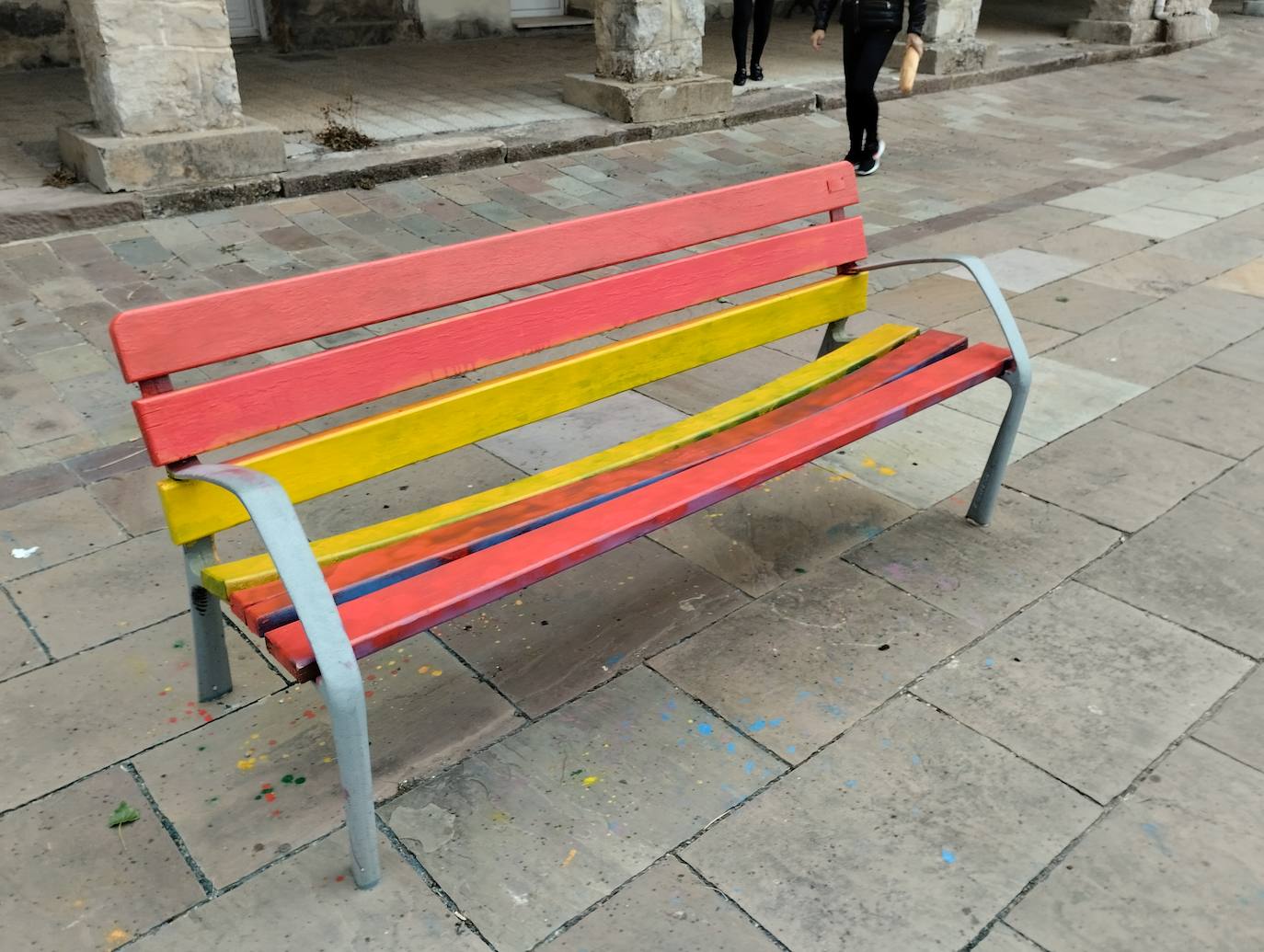 Aparece con los colores de la bandera de España un banco pintado de arcoíris en Barruelo