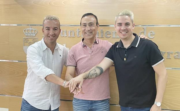 El alcalde de Carbajosa recibe a los campeones del mundo de billar americano, vecinos del municipio