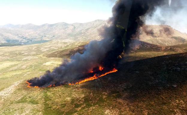 Siete helicópteros trabajan en la extinción de un incendio declarado en Ávila