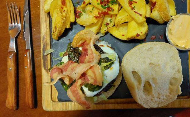 La hamburguesa soriana... ¡claro que lleva torrezno!