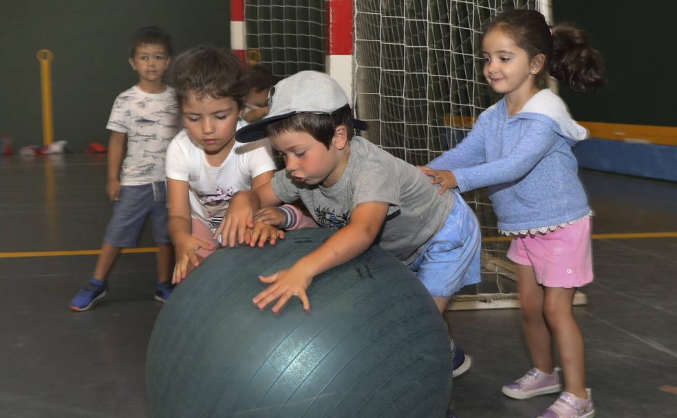 Cuando a los niños les gusta madrugar y no llevan la mochila