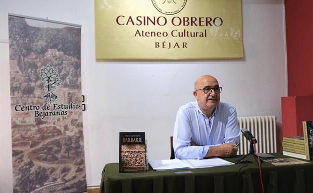 El escritor salmantino Benito González García presenta en Béjar su novela «Barbarie»