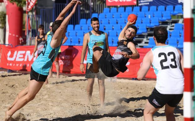 La playa de Las Moreras saluda a los campeones del Torneo Ciudad de Valladolid bajo un calor extremo