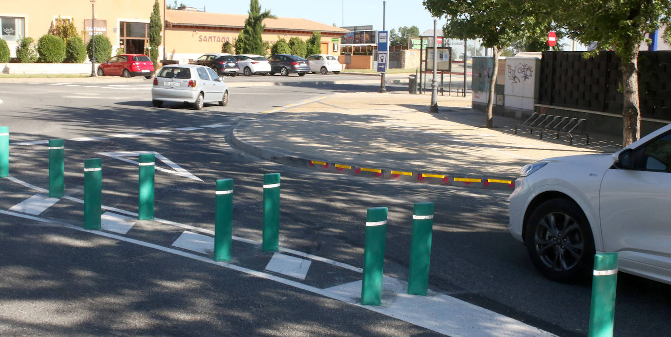 Unos bolardos tratan de frenar los accidentes en el acceso a Robledo