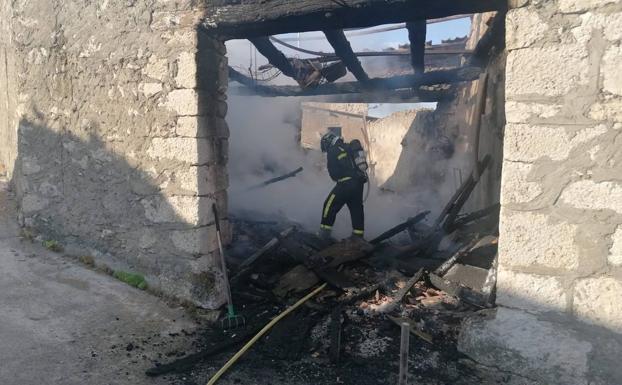 Un incendio calcina un corral en Canalejas de Peñafiel