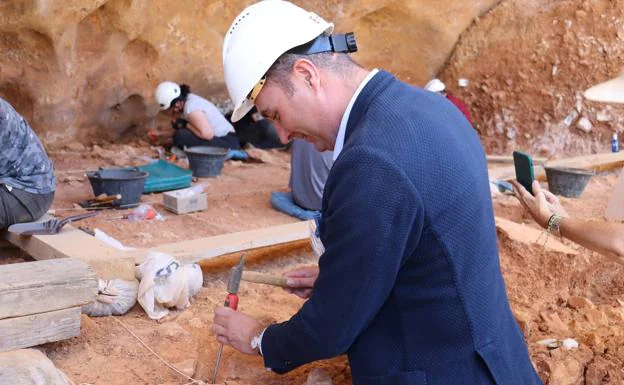 Atapuerca nombra a su nuevo embajador con la misión de contribuir a la continuidad del proyecto