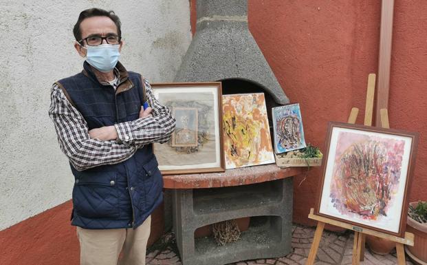 El artista que utiliza el barro de su pueblo para pintar cuadros