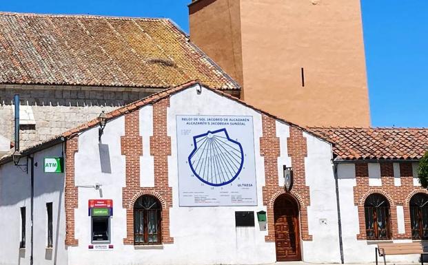 Alcazarén instala un reloj de sol jacobeo