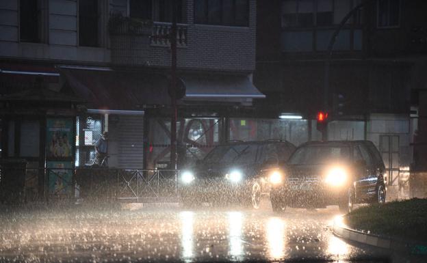 Qué hacer si nos pilla una tormenta de verano mientras conducimos