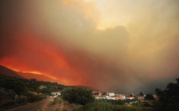 La Junta mantiene el nivel 2 en el incendio de Monsagro y espera mejores condiciones de viento