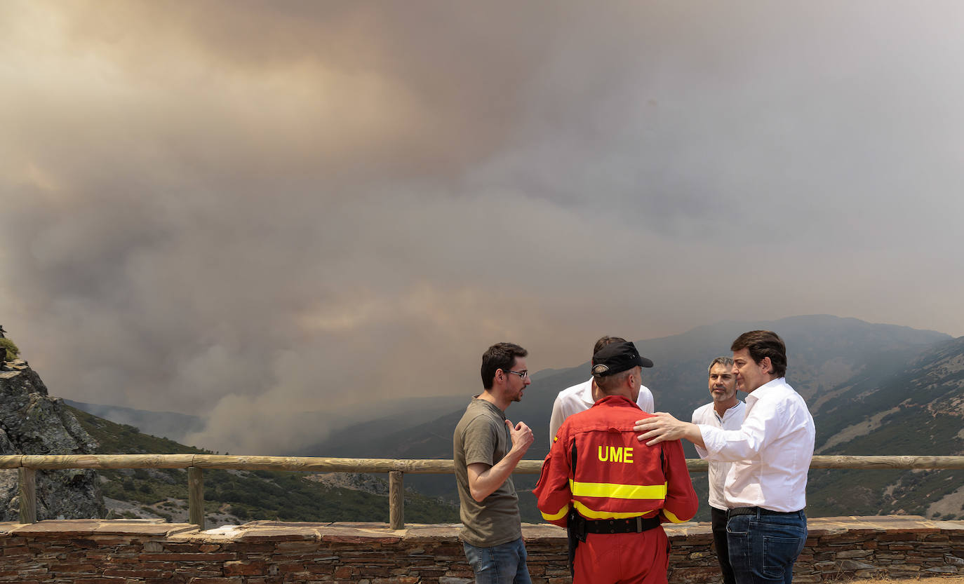 Mañueco visita el puesto de mando del incendio de Monsagro para conocer las labores de extinción