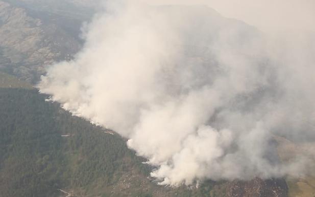 El fuego de Candelario podría estabilizarse «en las próximas horas» tras atajar el frente oeste