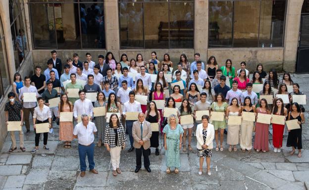 La USAL reconoce a los estudiantes con mejores calificaciones en la fase general de la EBAU