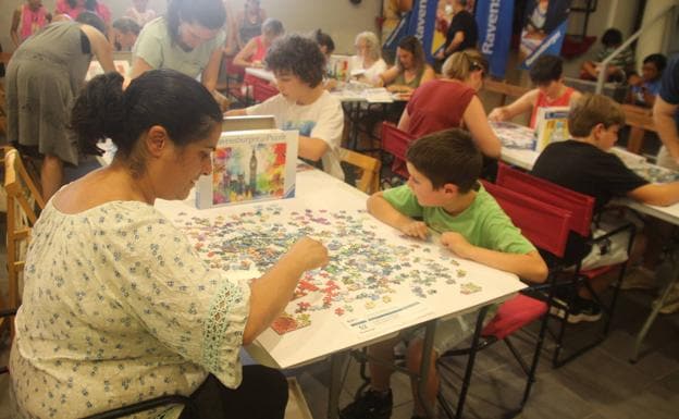 139 aficionados participan en un concurso solidario de puzles en La Losa