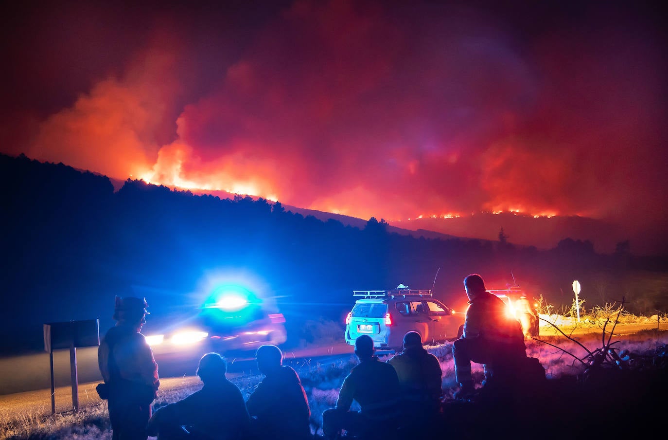 El avance del incendio forestal de Monsagro obliga al desalojo de Guadapero y Morasverdes