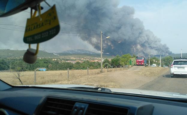 Aviones y helicópteros salen de la base aérea de El Maíllo, a la que ya acechan las llamas