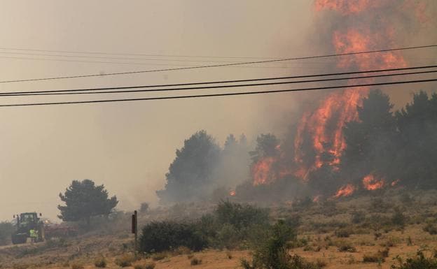 El incendio de Navafría causa problemas de cobertura y obliga a cortar la luz en la localidad