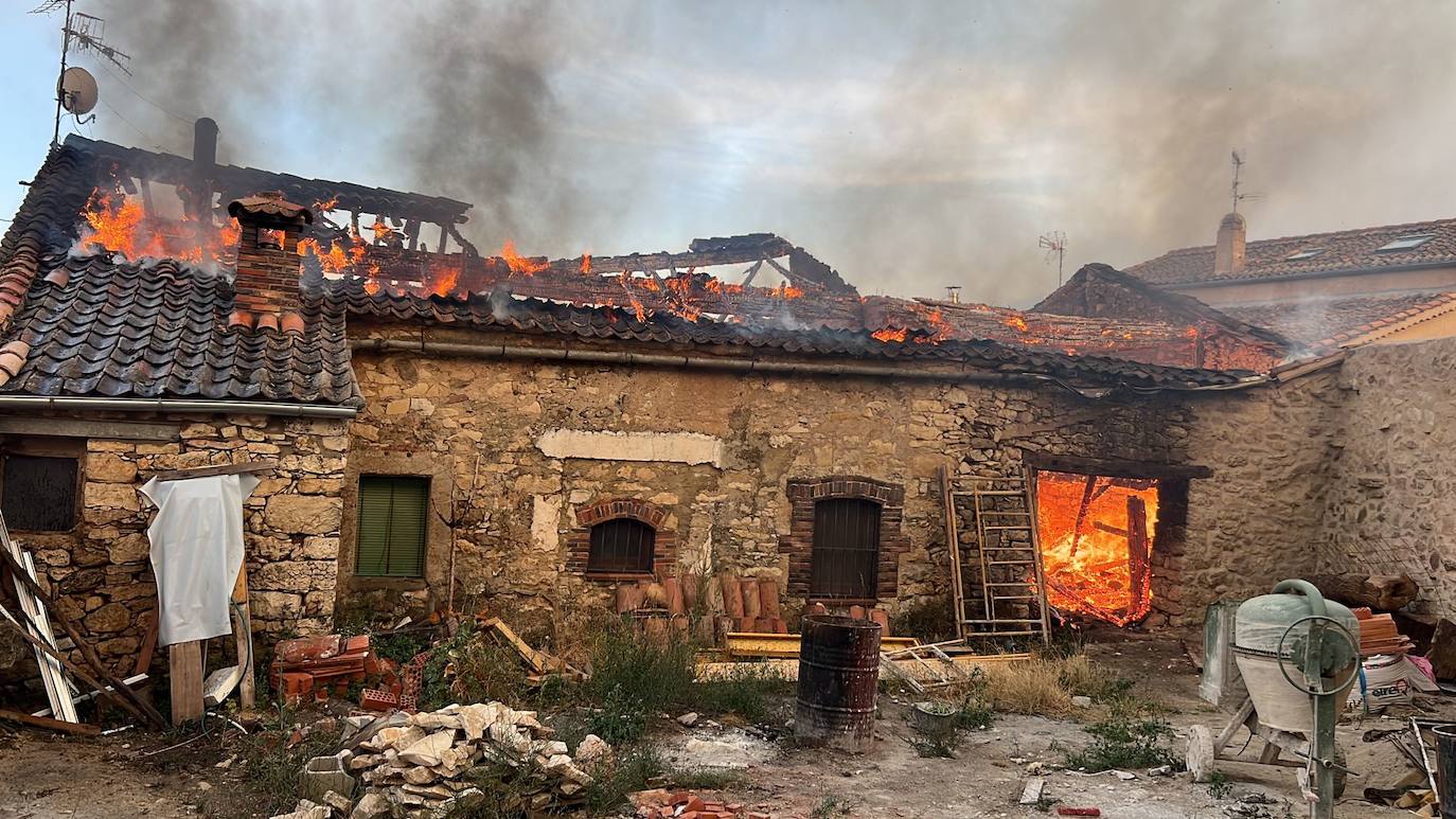 El fuego llega a una casa de Torre Val de San Pedro