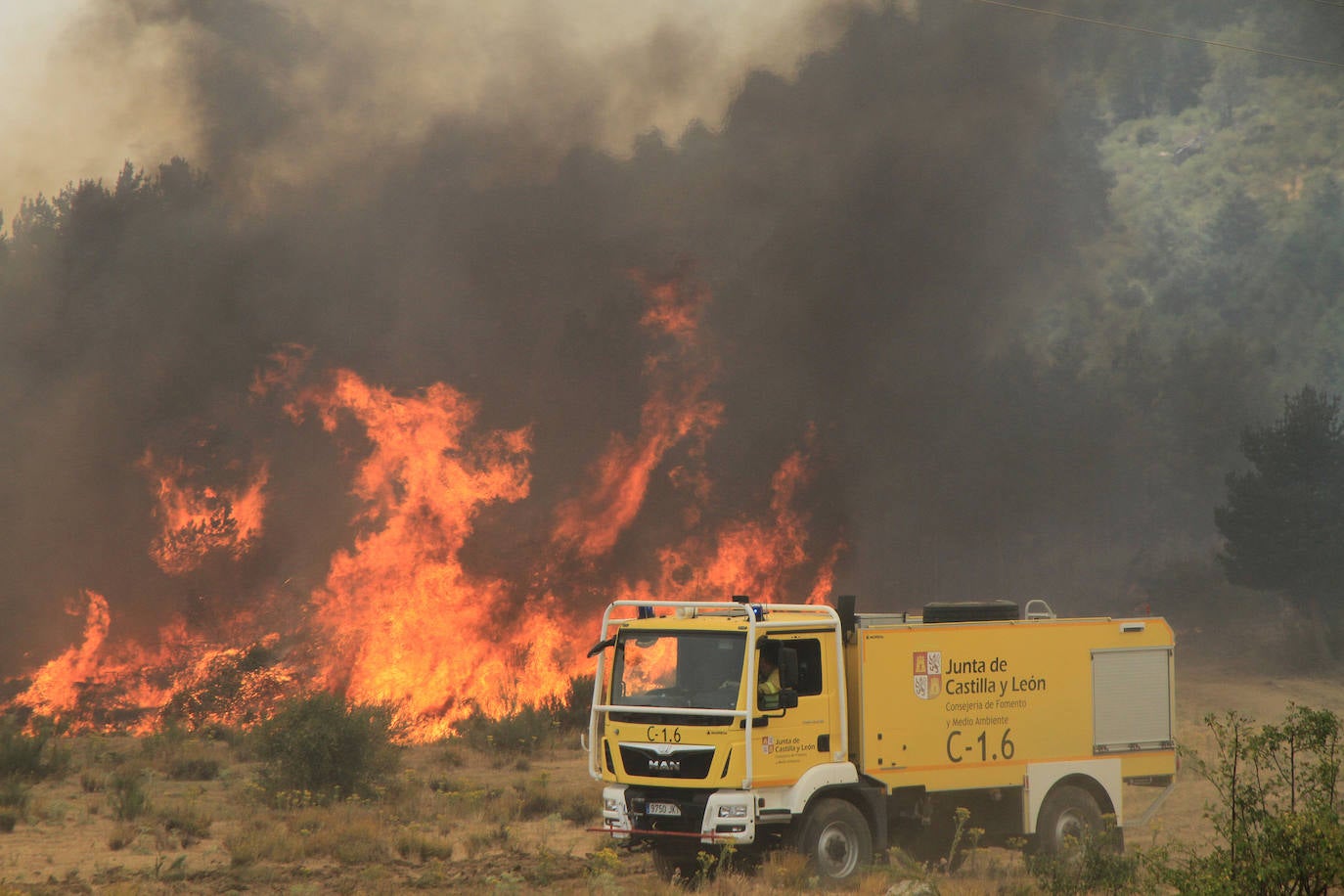 Trasladado al hospital un bombero forestal que trabajaba en el incendio de Navafría