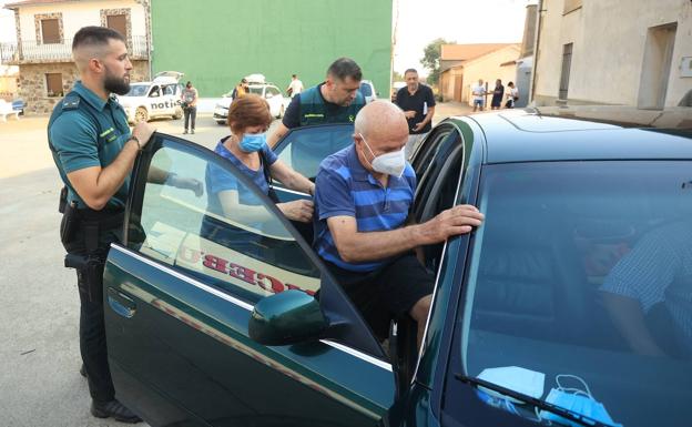 Los vecinos de Morasverdes evacuados por el incendio de Monsagro regresan a sus casas