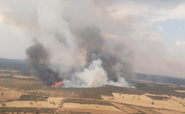 Nuevo incendio de nivel 2 en Losacio (Zamora) por el corte de vía férrea y de la carretera ZA-902