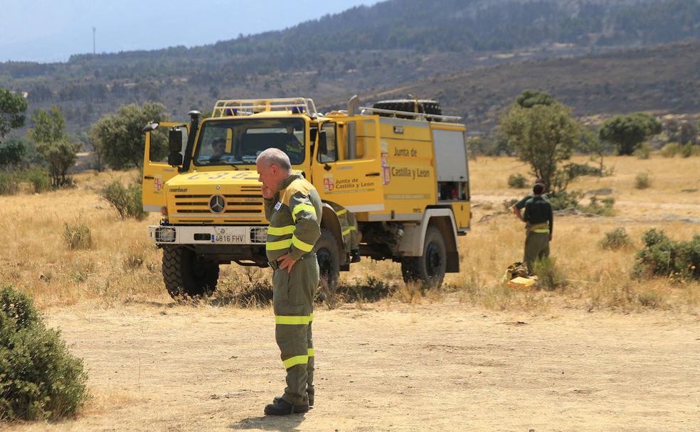 Desplazan a Torre Val dos camiones de paja y cuatro de forraje para alimentar el ganado