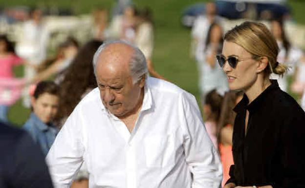 Amancio Ortega en la hípica, apoyado en una muleta