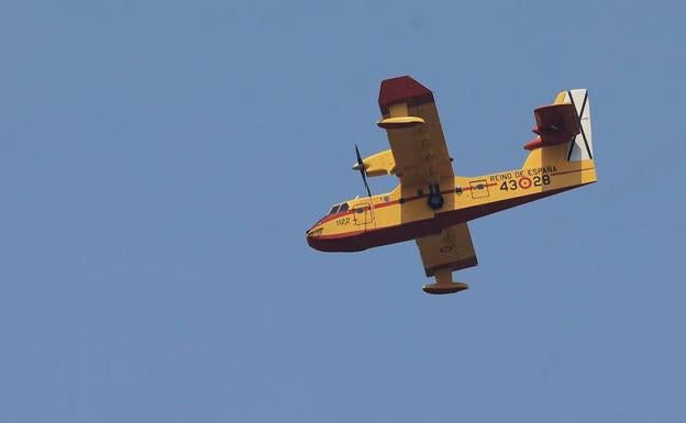 Una docena de medios aéreos sobrevuela el incendio forestal de Monsagro, que permanece en nivel dos