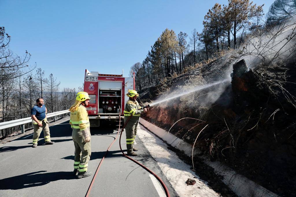 Así se trabaja en la retaguardia de un incendio: «¡Cuidado, allí hay fuego!»