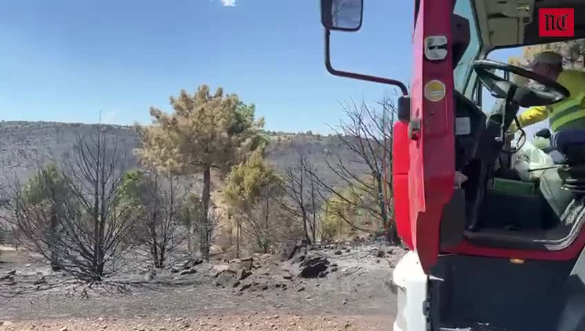 Bomberos de El Tiemblo trabajan en la extinción del incendio de Cebreros y El Hoyo de Pinares
