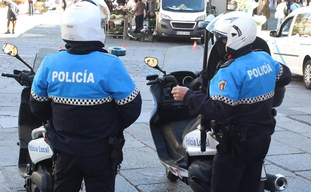 Detenido un conductor ebrio que chocó contra una marquesina en Vía Roma y se dio a la fuga