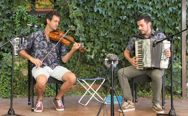 Fetén Fetén celebra su décimo aniversario con un concierto en el patio de San Benito