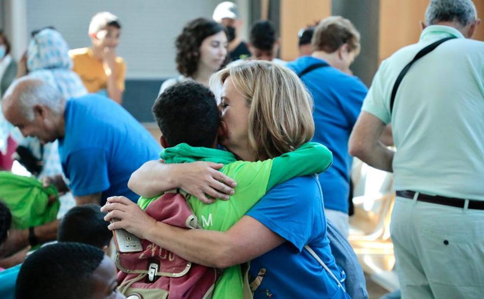 Sonrisas y nervios en la llegada a Castilla y León de 147 niños saharauis