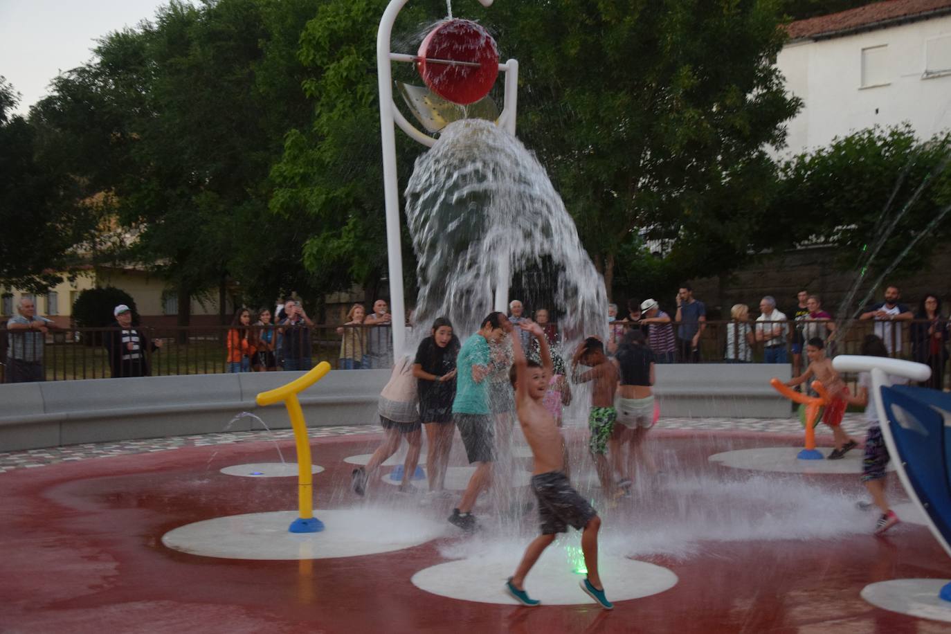 Villalba de Guardo inaugura un parque infantil de cañones de agua