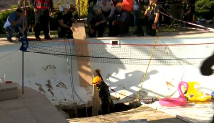 Muere un hombre al ser succionado por el boquete de una piscina