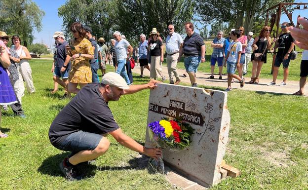 Laguna rinde homenaje a las víctimas del franquismo en un acto en el Parque de la Memoria