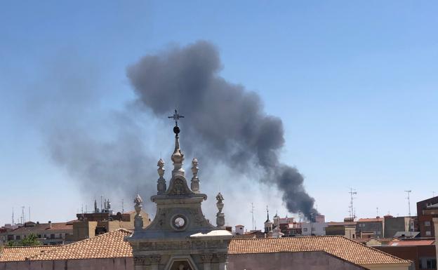 Los bomberos sofocan un incendio en el vertedero ilegal de Juana Jugan de Valladolid