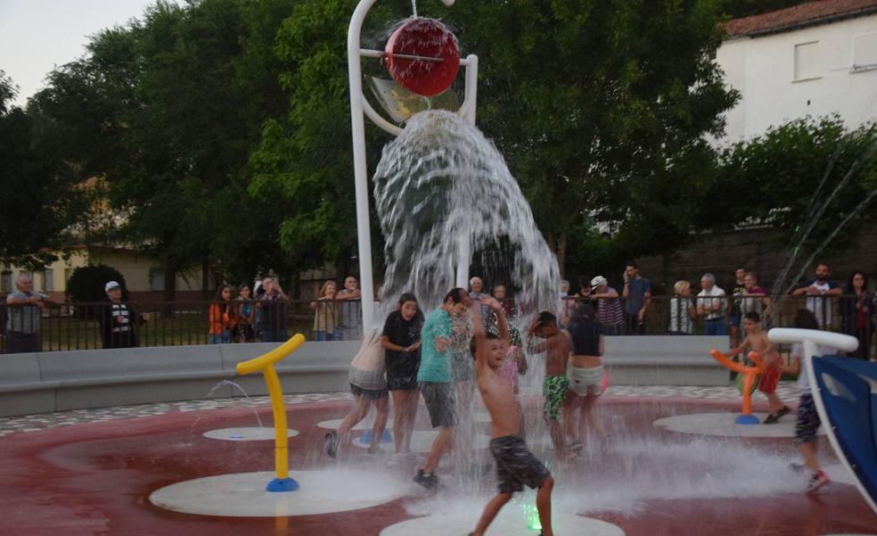 Villalba de Guardo inaugura un parque infantil de cañones de agua