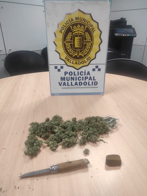 Sorprenden a tres jóvenes bebiendo y con porros en un coche con la ITV caducada en Valladolid