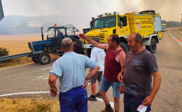 Se elevan a cinco los pueblos desalojados por el incendio forestal que avanza sin control en Burgos