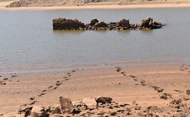 Los restos de los antiguos poblados de Aguilar emergen por el bajo nivel del pantano