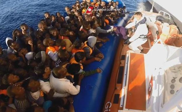 Una llegada masiva de migrantes sobrecarga los refugios de Italia